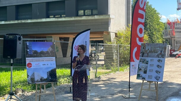 La vice présidente vie étudiante de l'université Grenoble Alpes, Amélie Nuq, prend la parole lors de la pose de la première pierre de la résidence Crous