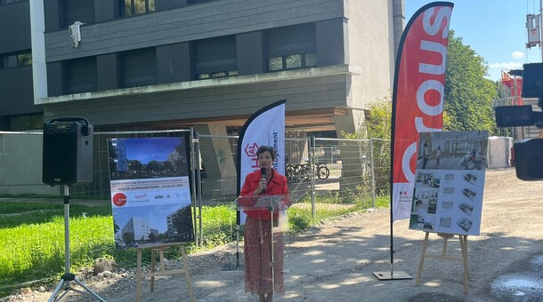 La directrice générale du Crous Grenoble Alpes, Bénédicte Corvaisier, prend la parole lors de la cérémonie de la pose de la première pierre de la résidence Crous.
