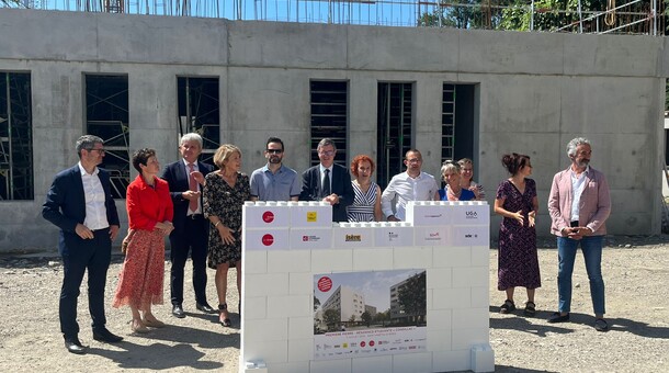 Photo de groupe lors de la pose de la première pierre de la résidence Crous, avec tous les partenaires