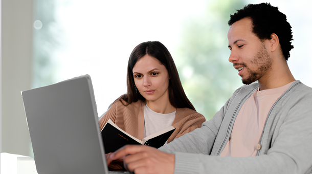 Personnes qui travaillent sur ordinateur