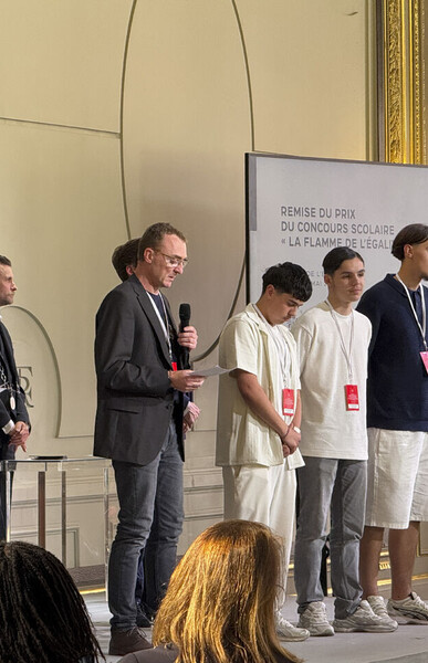 Lycéens et professeur prix à l'Elysée