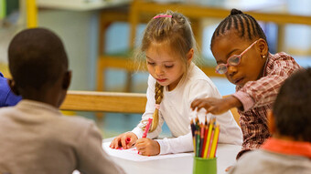 Enfants dans une classe