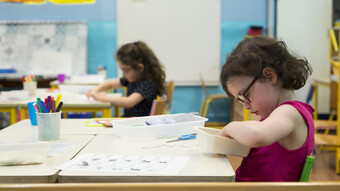 Enfant de maternelle à son bureau