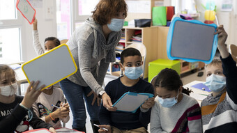 Enfants dans une salle de classe avec leur professeur