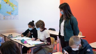 Enseignante dans une classe de collège