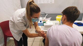 Un lycéen se faisant vacciner