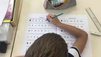 Jeune élève assis à son bureau