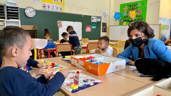 Nathalie Elimas dans une salle de classe avec des élèves