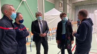 Le recteur Gabriele Fioni et Nathalie Dompnier en présence des sapeurs-pompiers