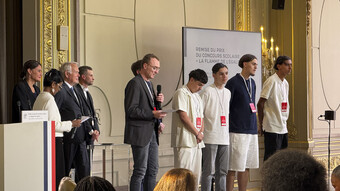 Lycéens et professeur prix à l'Elysée