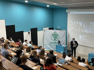 Gabriele Fioni lors d'un discours devant un amphithéâtre