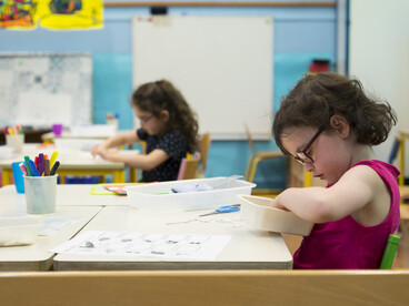 Enfant de maternelle à son bureau