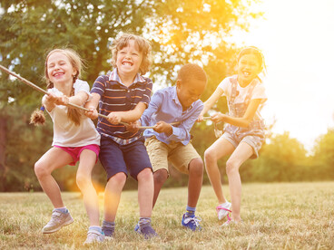 4 enfants tirant sur une corde