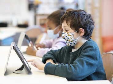 Enfant avec une tablette numérique