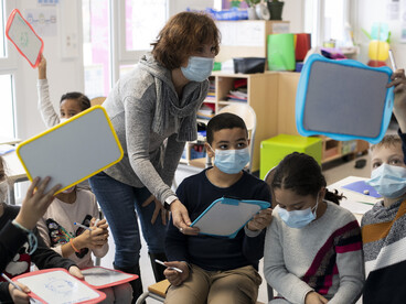 Enfants dans une salle de classe avec leur professeur