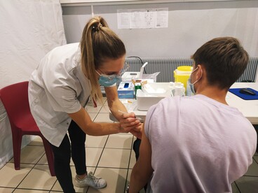 Un lycéen se faisant vacciner