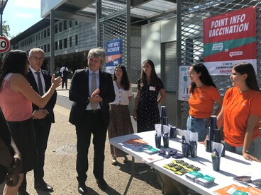 Le recteur Fioni à la rencontre des étudiantes en santé tenant un stand d'information sur la vaccination