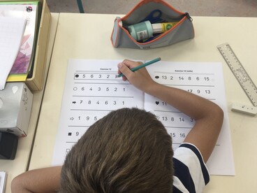 Jeune élève assis à son bureau