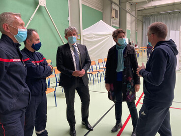 Le recteur Gabriele Fioni et Nathalie Dompnier en présence des sapeurs-pompiers