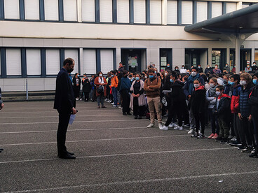 Minute de silence dans la cour du collège