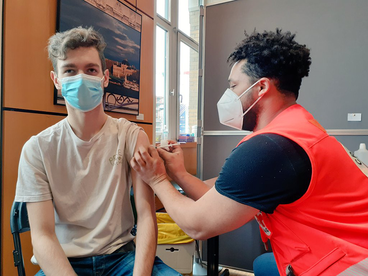 Etudiant en train d'être vacciné