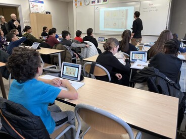 Le recteur Olivier Dugrip dans une salle de classe