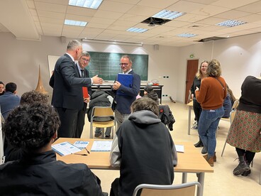 Le recteur Olivier Dugrip dans une salle de classe