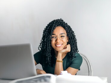 Jeune femme assise devant son ordinateur