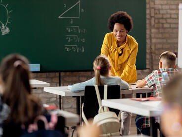  Enseignante qui parle à ses élèves dans une salle de classe.