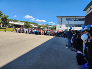 Les élèves du collège Ampère réunis dans la cour