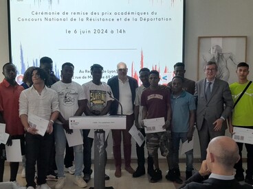 M Dugrip, Recteur de l’Académie, remet le prix aux élèves de 1CAP MIS en présence de M. Guechi Proviseur du Lycée Professionnel André Cuzin et Mme Fabre, enseignante à l’initiative du projet.